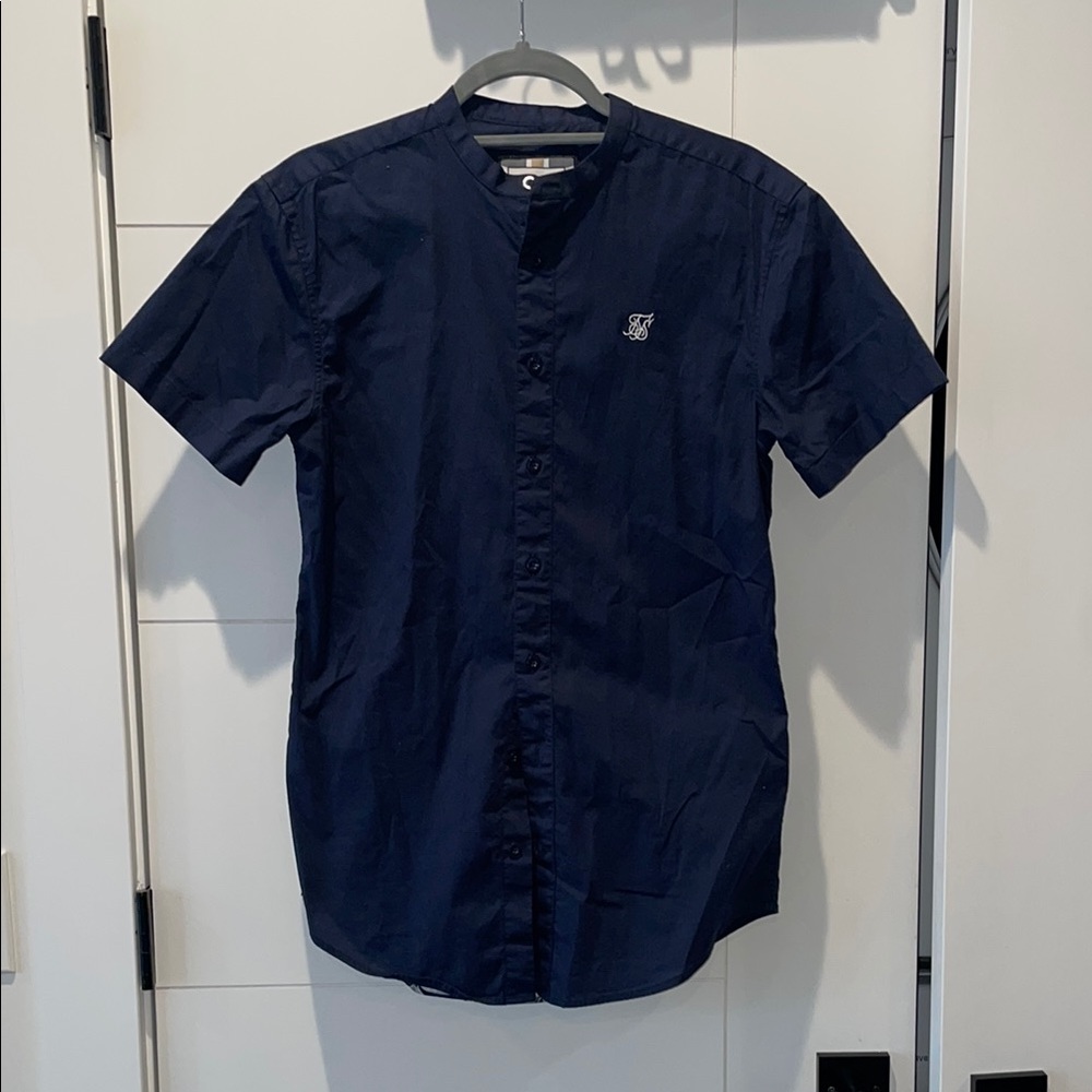 Siksilk Men's Navy Blue Short Sleeve Button Down Shirt With Floral Back Accent